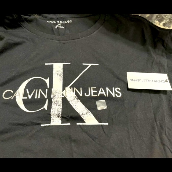 NWT Women's Size Large Calvin Klein Short Sleeve Cropped Logo Print Tee In Black - Picture 3 of 10